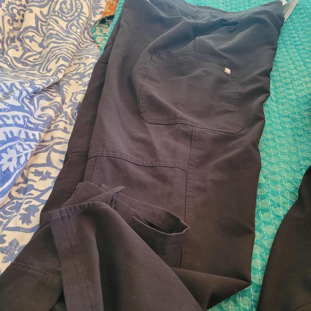 Figs Women's Black Scrub Set, Top Medium, Pants Large - Picture 6 of 6